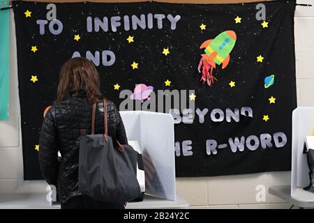 Irmo, Stati Uniti. 29th Feb, 2020. Un elettore emana uno scrutinio nella primaria presidenziale democratica alla scuola superiore Olandese Del Fork, sabato 29 febbraio 2020, a Irmo, nella Carolina del Sud. Foto di Richard Ellis/UPI Credit: UPI/Alamy Live News Foto Stock