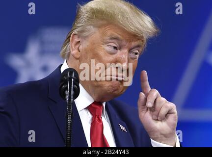 National Harbor, Stati Uniti. 29th Feb, 2020. Il presidente Donald Trump fa dei gesti mentre fa delle osservazioni alla Conferenza di azione Politica dei conservatori (CPAC), sabato 29 febbraio 2020, nel Porto Nazionale, Maryland. Migliaia di attivisti conservatori, funzionari eletti e esperti si sono riuniti per ascoltare i relatori sul tema "America vs. Socialismo". Foto di Mike Theiler/UPI Credit: UPI/Alamy Live News Foto Stock