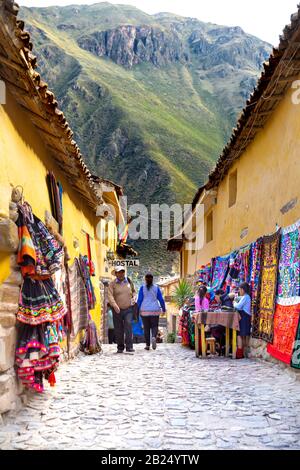 Vicolo stretto con negozi a Ollantaytambo, Perù Foto Stock