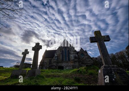 Le nuvole Hi passano sopra la chiesa di St Mary la Vergine in Hanbury, Worcestershire, Regno Unito. Foto Stock