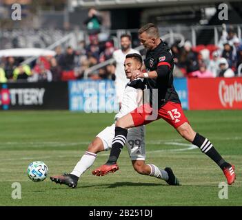 29 febbraio 2020: Frederic Brillant (n. 13) di DC ha Unito le battaglie per la palla contro Andre Shinyashiki (n. 99) del Colorado Rapids nel gioco di apertura della stagione di MLS.at Audi Field a Washington, DC. Rich Riggins/CSM Foto Stock