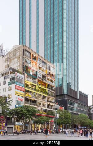 Saigon (ho Chi Minh City) vecchio e nuovo - il Cafe Apartment edificio su 42 Nguyen Hue Street a Saigon, Vietnam. Foto Stock