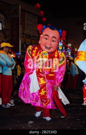 Taichung, Taiwan. 21st marzo 2009. Circondato da adoratori, un uomo vestito in costume tradizionale come 'Yu Nu' (玉女), Jade Girl, che rappresenta 'la vitalità giovanile', parate all'inizio del pellegrinaggio Dajia Mazu nel quartiere di Dajia, Taichung, Taiwan. L'annuale pellegrinaggio Mazu inizia al Tempio di Jenn Lann a Dajia, sul lato occidentale del centro di Taiwan. Gli adoratori e il palanquin di legno che porta una statua di Mazu, la Dea del mare, viaggeranno nel corso di otto giorni e sette notti ad altri templi nel centro di Taiwan. Mazu si dice proteggere pescatori e marinai. Foto Stock