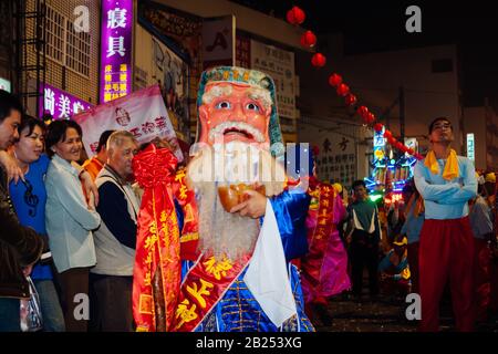 Taichung, Taiwan. 21st marzo 2009. Un uomo vestito in costume tradizionale come 'Tudi gong' (土地公), Signore Del Suolo e Del Suolo, che rappresenta 'benedizione e ricchezza', parade all'inizio del pellegrinaggio Dajia Mazu nel distretto di Dajia, Taichung, Taiwan. L'annuale pellegrinaggio Mazu inizia al Tempio di Jenn Lann a Dajia, sul lato occidentale del centro di Taiwan. Gli adoratori e il palanquin di legno che porta una statua di Mazu, la Dea del mare, viaggeranno nel corso di otto giorni e sette notti ad altri templi nel centro di Taiwan. Mazu si dice proteggere pescatori e marinai. Foto Stock