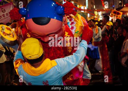 Taichung, Taiwan. 21st marzo 2009. Circondato da adoratori, un uomo vestito in costume tradizionale come 'Yu Nu' (玉女), Jade Girl, che rappresenta 'la vitalità giovanile', parate all'inizio del pellegrinaggio Dajia Mazu nel quartiere di Dajia, Taichung, Taiwan. L'annuale pellegrinaggio Mazu inizia al Tempio di Jenn Lann a Dajia, sul lato occidentale del centro di Taiwan. Gli adoratori e il palanquin di legno che porta una statua di Mazu, la Dea del mare, viaggeranno nel corso di otto giorni e sette notti ad altri templi nel centro di Taiwan. Mazu si dice proteggere pescatori e marinai. Foto Stock