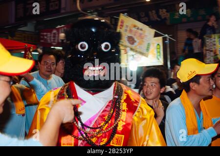 Taichung, Taiwan. 21st marzo 2009. Circondato da adoratori, un uomo vestito in costume tradizionale come 'Damo Zushi' (達摩祖師), Bodhidharma, che rappresenta 'ememunument', parades all'inizio del pellegrinaggio Dajia Mazu nel distretto di Dajia, Taichung, Taiwan. L'annuale pellegrinaggio Mazu inizia al Tempio di Jenn Lann a Dajia, sul lato occidentale del centro di Taiwan. Gli adoratori e il palanquin di legno che porta una statua di Mazu, la Dea del mare, viaggeranno nel corso di otto giorni e sette notti ad altri templi nel centro di Taiwan. Mazu si dice proteggere pescatori e marinai. Foto Stock