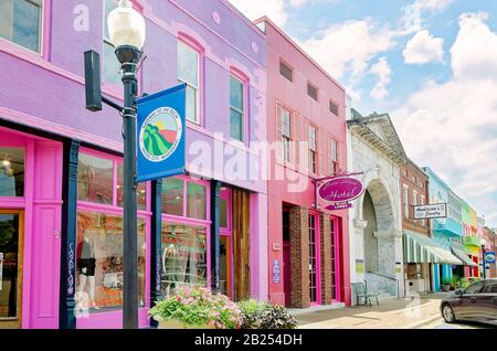 I negozi colorati sono raffigurati nel centro città, il 27 luglio 2019, a Yazoo City, Mississippi. Foto Stock