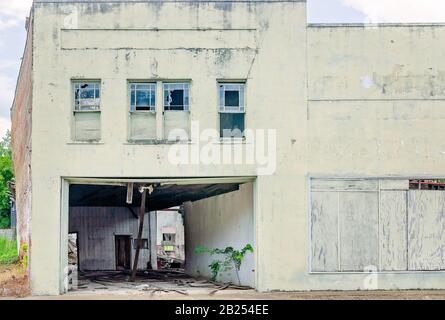 I negozi abbandonati sono raffigurati nel centro città, il 27 luglio 2019, a Yazoo City, Mississippi. La città ha 11.403 persone, con il 40,2 per cento che vive sotto la povertà. Foto Stock