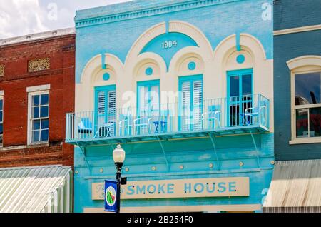 I negozi colorati sono raffigurati nel centro città, il 27 luglio 2019, a Yazoo City, Mississippi. Foto Stock