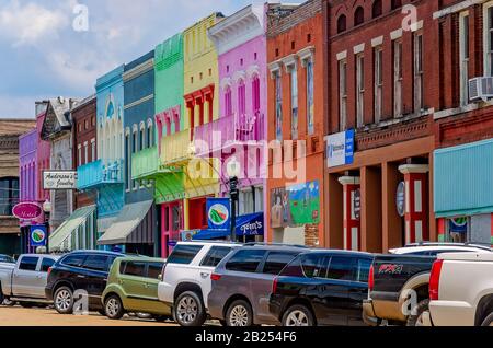 I negozi colorati sono raffigurati nel centro città, il 27 luglio 2019, a Yazoo City, Mississippi. Foto Stock