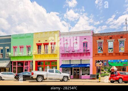 I negozi colorati sono raffigurati nel centro città, il 27 luglio 2019, a Yazoo City, Mississippi. Foto Stock