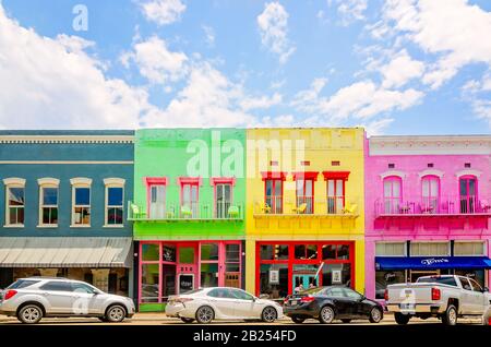 I negozi colorati sono raffigurati nel centro città, il 27 luglio 2019, a Yazoo City, Mississippi. Foto Stock