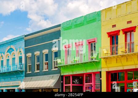 I negozi colorati sono raffigurati nel centro città, il 27 luglio 2019, a Yazoo City, Mississippi. Foto Stock