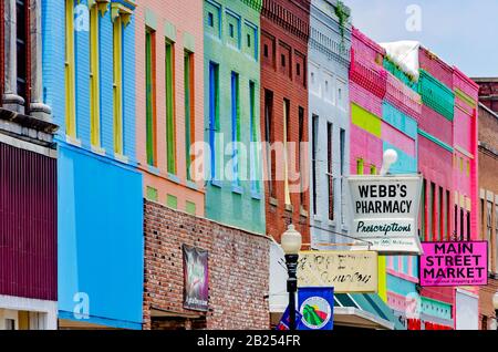 I negozi colorati sono raffigurati nel centro città, il 27 luglio 2019, a Yazoo City, Mississippi. Foto Stock