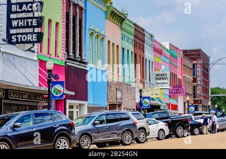 I negozi colorati sono raffigurati nel centro città, il 27 luglio 2019, a Yazoo City, Mississippi. Foto Stock