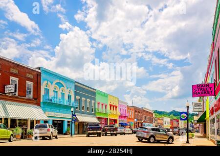 I negozi colorati sono raffigurati nel centro città, il 27 luglio 2019, a Yazoo City, Mississippi. Foto Stock