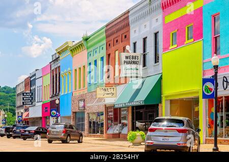 I negozi colorati sono raffigurati nel centro città, il 27 luglio 2019, a Yazoo City, Mississippi. Foto Stock