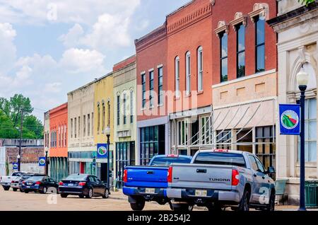 I negozi colorati sono raffigurati nel centro città, il 27 luglio 2019, a Yazoo City, Mississippi. Foto Stock