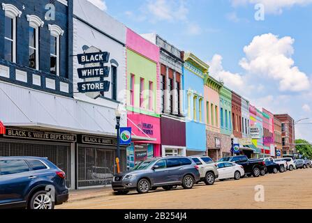 I negozi colorati sono raffigurati nel centro città, il 27 luglio 2019, a Yazoo City, Mississippi. Foto Stock