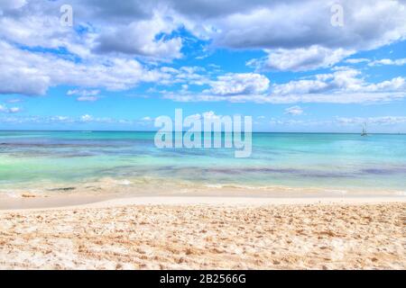 Spiaggia di sabbia vuota e mare con cielo nuvoloso sfondo e copia spazio. Foto Stock