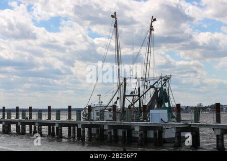 Barche di gamberetti ormeggiate sul fiume St. Johns al Mayport Village, Florida Foto Stock