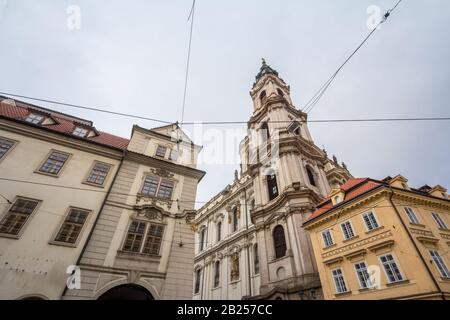 Chiesa di San Nicola, chiamata anche Kostel Svateho Mikulase, a Praga, Repubblica Ceca, con la sua cupola vista da via Karmelitska, nel Mala Strana Dis Foto Stock