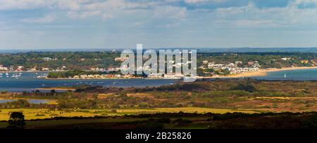 Vista distante del Porto di Poole, Sandbanks e della costa Dorset dalla cima delle colline di Purbeck Foto Stock