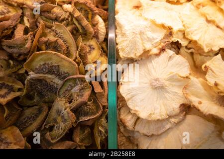 Turchia delizia e frutta secca kiwi prugna al mercato delle spezie Istanbul . Foto Stock