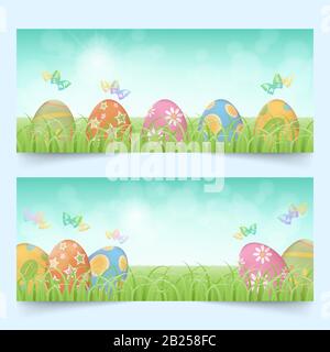 Fila di colorate uova di pasqua dietro l'erba verde in un campo con farfalle e bright blue Sky banner set Illustrazione Vettoriale