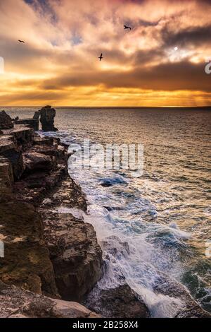 Lunga esposizione di Pulpit Rock e Della Costa giurassica a Portland Dorset Foto Stock