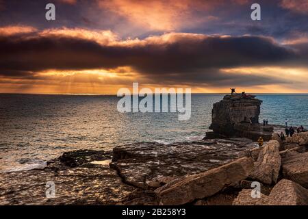 Lunga esposizione di Pulpit Rock e Della Costa giurassica a Portland Dorset Foto Stock