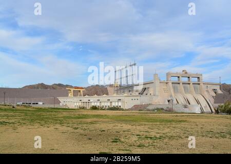 Davis Dam Hydroelectric Power Plant sul lato Arizona del fiume Colorado Foto Stock