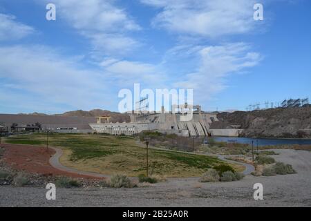 Davis Dam Hydroelectric Power Plant sul lato Arizona del fiume Colorado Foto Stock