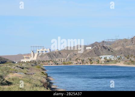 Davis Dam Hydroelectric Power Plant sul lato Arizona del fiume Colorado Foto Stock