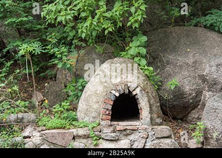Antico forno in pietra in un ambiente naturale, circondato da rocce e  vegetazione; a Cordoba, Argentina Foto stock - Alamy