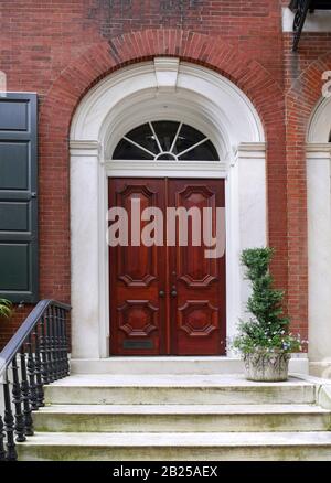 elegante porta frontale in legno di vecchia casa cittadina o edificio di appartamenti Foto Stock