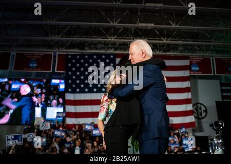 Columbia, S.C., Stati Uniti. 29th Feb, 2020. Il vicepresidente Joe Biden abbraccia sua figlia, Ashley Biden, dopo aver parlato all'University of South Carolina Volleyball Center dopo essere stato dichiarato vincitore nella South Carolina Democratic Primary, in Columbia, S.C., Stati Uniti, sabato 29 febbraio 2020. (Al Drago/CNP) | utilizzo credito mondiale: DPA/Alamy Live News Foto Stock