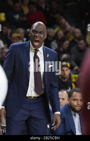 Wichita, Kansas, Stati Uniti. 27th Feb, 2020. Il capo allenatore di Temple Owls Aaron McKie reagisce al suo gioco difensivo di squadra durante il gioco di pallacanestro NCAA tra le gufi del Tempio e gli Shockers di Stato di Wichita alla Charles Koch Arena di Wichita, Kansas. Kendall Shaw/Csm/Alamy Live News Foto Stock