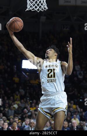 Wichita, Kansas, Stati Uniti. 27th Feb, 2020. Wichita state Shockers Center Jaime Echenique (21) segna nella prima metà wk21during il gioco di pallacanestro NCAA tra le gufi del Tempio e gli Shockers di Stato di Wichita alla Charles Koch Arena di Wichita, Kansas. Kendall Shaw/Csm/Alamy Live News Foto Stock