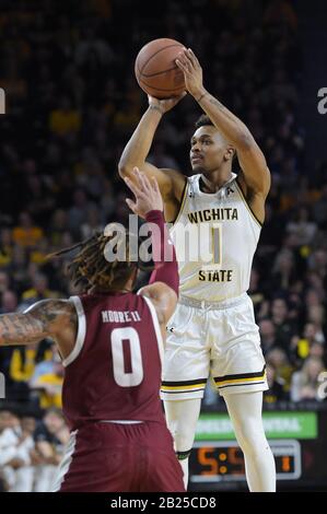 Wichita, Kansas, Stati Uniti. 27th Feb, 2020. Gli Shockers di Stato di Wichita sorvegliano Tyson Etienne (1) spara un ponticello durante il gioco di pallacanestro di NCAA fra le gufi del tempiale e gli shockers di Stato di Wichita all'Arena di Charles Koch a Wichita, Kansas. Kendall Shaw/Csm/Alamy Live News Foto Stock