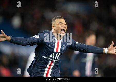 Parigi, Francia. 29th Feb, 2020. Kylian Mbappe di Parigi Saint-Germain celebra il suo obiettivo durante la partita di calcio Ligue 1 tra Parigi Saint-Germain (PSG) e Digione a Parigi, Francia, il 29 febbraio 2020. Credito: Jack Chan/Xinhua/Alamy Live News Foto Stock