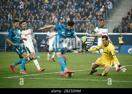San Pietroburgo, Russia. 29th Feb, 2020. Sardar Azmoun (C) di Zenit in azione contro il portiere Alvim Marinato Guilherme (R) di Lokomotiv durante la partita di calcio russo Premier League tra Zenit San Pietroburgo e Locomotiv Mosca. (Punteggio Finale; Zenit St. Petersburg 0:0 Lokomotiv Moscow) Credito: Sopa Images Limited/Alamy Live News Foto Stock