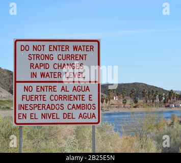 Rapidi Cambiamenti nel livello Dell'Acqua e Non entrare nel segno Dell'Acqua che domina il fiume Colorado a Laughlin, Clark County, Nevada USA Foto Stock