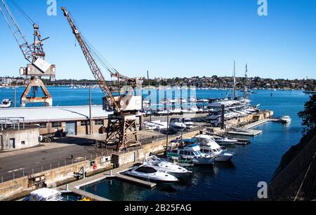 Banchina Dockyard che lavora nel porto con gru, barche, cielo azzurro chiaro Foto Stock