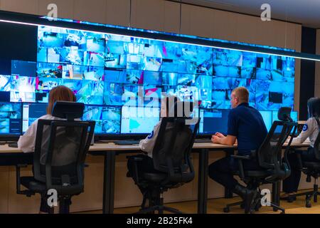 Team di agenti segreti in uniforme, monitoraggio cyber, video e comunicazioni al controllo principale centro dati stazione. Foto Stock