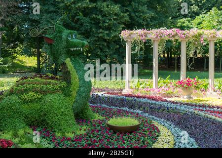 Kiev, Ucraina. Juny 20 2019 Bello fiorito luminoso sotto forma di un dinosauro. Concetto di floriatria, giardinaggio. Foto Stock
