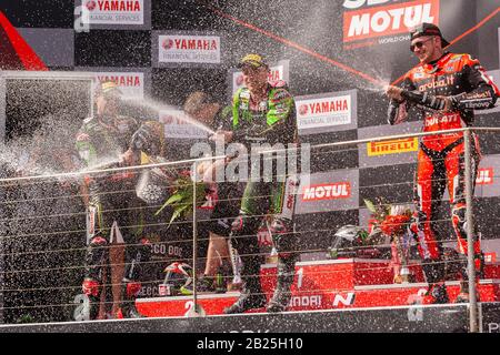 Melbourne, Australia, 1° Marzo 2020. Una triade di piloti britannici, da sinistra a destra, Jonathon Rea (2nd), Alex Lowes (1st) e Scott Redding (3rd) prendono il podio per gara 2 durante il Motul FIM Superbike World Championship, Phillip Island Circuit, Australia. Credito: Dave Hewison/Alamy Live News Foto Stock