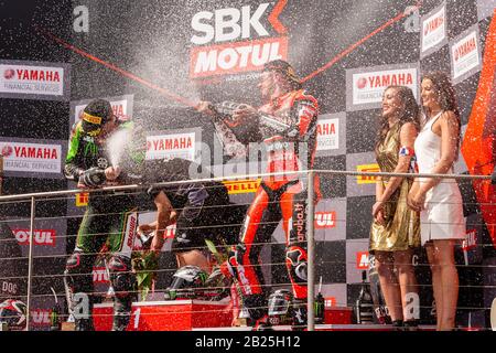 Melbourne, Australia, 1° Marzo 2020. Una triade di piloti britannici, da sinistra a destra, Jonathon Rea (2nd), Alex Lowes (1st) e Scott Redding (3rd) prendono il podio per gara 2 durante il Motul FIM Superbike World Championship, Phillip Island Circuit, Australia. Credito: Dave Hewison/Alamy Live News Foto Stock