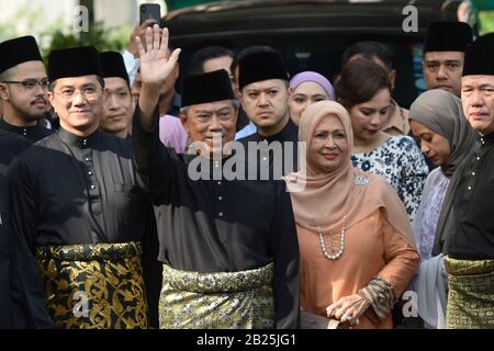 Kuala Lumpur, Malesia. 1st Mar, 2020. Muhyiddin Yassin (2th L, fronte) lascia la sua casa per la sua cerimonia giurata a Kuala Lumpur, Malesia, 1 marzo 2020. Muhyiddin Yassin, ex vice primo ministro, ha prestato giuramento domenica per diventare il nuovo primo ministro della Malesia. Credit: Chong Voon Chung/Xinhua/Alamy Live News Foto Stock