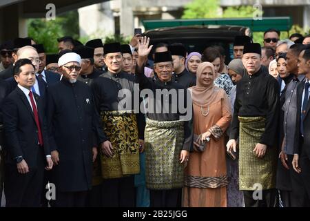 Kuala Lumpur, Malesia. 1st Mar, 2020. Muhyiddin Yassin (4th L, fronte) lascia la sua casa per la sua cerimonia giurata a Kuala Lumpur, Malesia, 1 marzo 2020. Muhyiddin Yassin, ex vice primo ministro, ha prestato giuramento domenica per diventare il nuovo primo ministro della Malesia. Credit: Chong Voon Chung/Xinhua/Alamy Live News Foto Stock